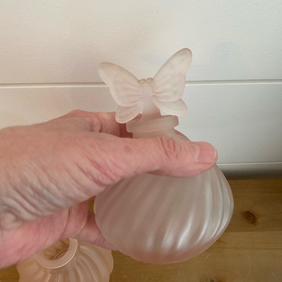 Vintage Romantic 4 Piece Frosted Pink Swirled Glass Vanity Beauty Decanter Set - Picture 8 of 14